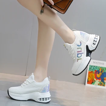 2021 Kadın Sneakers Mesh Casual Platformu Eğitmenler Beyaz Ayakkabı 7 CM Topuklu Sonbahar Takozlar Nefes Kadın Yüksekliği Artan Ayakkabı