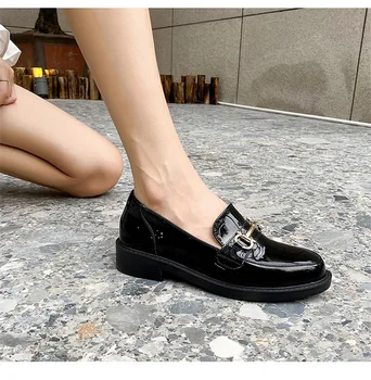 Moda İngiliz tarzı küçük deri ayakkabı kadın 2021 bahar yeni orta topuk tek ayakkabı kadın vahşi siyah yumuşak deri tek ayakkabı