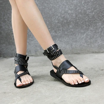 Yaz yeni stil siyah perçin kişilik deri burnu açık parmak arası terlik düşük topuklu kalın tabanlı plaj Roma sandalet